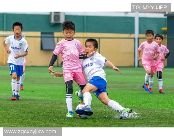 一年级小朋友快乐踢足球的趣味时光与成长故事